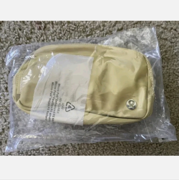 🍋 Lululemon 🍋Everywhere Belt Bag- Golden sand - Very Rare Color - Picture 4 of 11